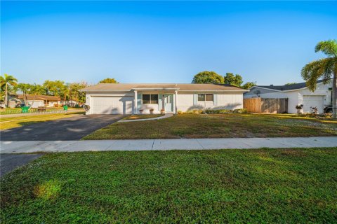 Casa en venta en Lauderhill, Florida, 2 dormitorios, 141.21 m2 № 1975771 - foto 3