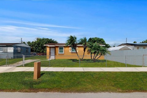 House in Florida City, Florida 3 bedrooms, 77.67 sq.m. № 1951423 - photo 2
