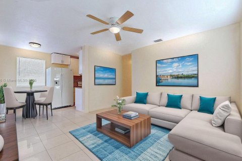 House in Florida City, Florida 3 bedrooms, 77.67 sq.m. № 1951423 - photo 10