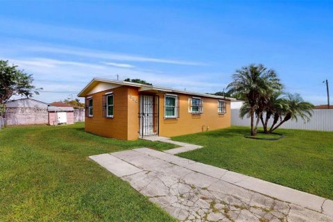 House in Florida City, Florida 3 bedrooms, 77.67 sq.m. № 1951423 - photo 1