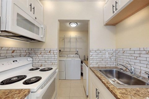 House in Florida City, Florida 3 bedrooms, 77.67 sq.m. № 1951423 - photo 8