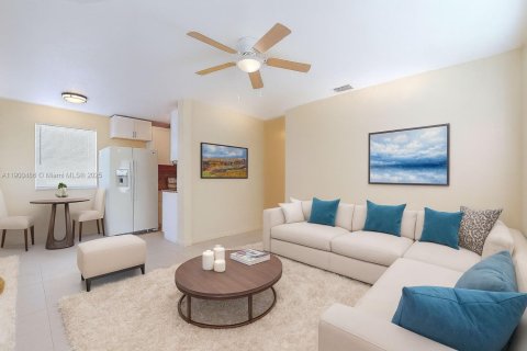 House in Florida City, Florida 3 bedrooms, 77.67 sq.m. № 1951423 - photo 9