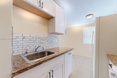 House in Florida City, Florida 3 bedrooms, 77.67 sq.m. № 1951423 - photo 6