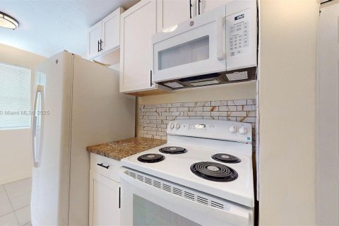 House in Florida City, Florida 3 bedrooms, 77.67 sq.m. № 1951423 - photo 4