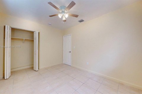 House in Florida City, Florida 3 bedrooms, 77.67 sq.m. № 1951423 - photo 12