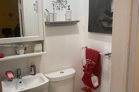 House in Hialeah, Florida 4 bedrooms, 161.56 sq.m. № 2017780 - photo 20