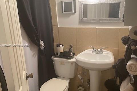 House in Hialeah, Florida 4 bedrooms, 161.56 sq.m. № 2017780 - photo 25