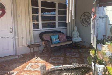 House in Hialeah, Florida 4 bedrooms, 161.56 sq.m. № 2017780 - photo 4