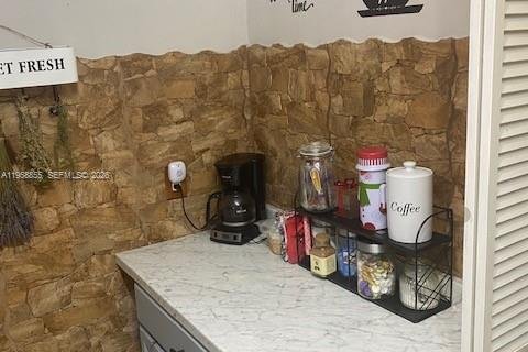 House in Hialeah, Florida 4 bedrooms, 161.56 sq.m. № 2017780 - photo 14