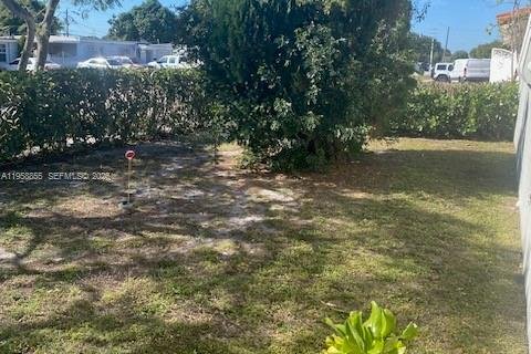 House in Hialeah, Florida 4 bedrooms, 161.56 sq.m. № 2017780 - photo 5