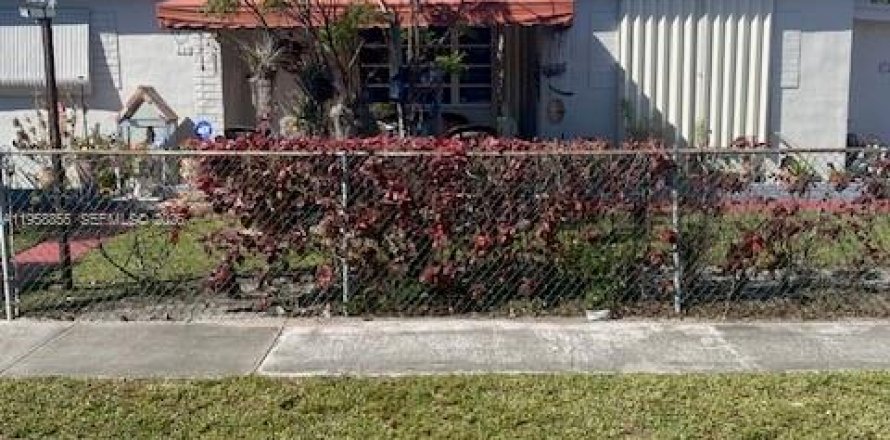 House in Hialeah, Florida 4 bedrooms, 161.56 sq.m. № 2017780