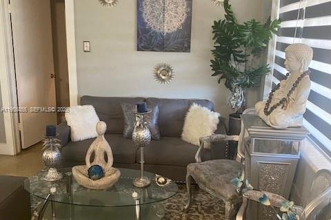 House in Hialeah, Florida 4 bedrooms, 161.56 sq.m. № 2017780 - photo 10