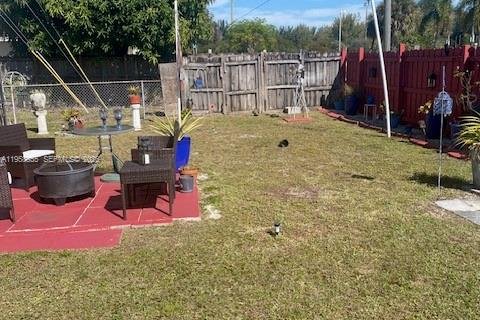 House in Hialeah, Florida 4 bedrooms, 161.56 sq.m. № 2017780 - photo 7