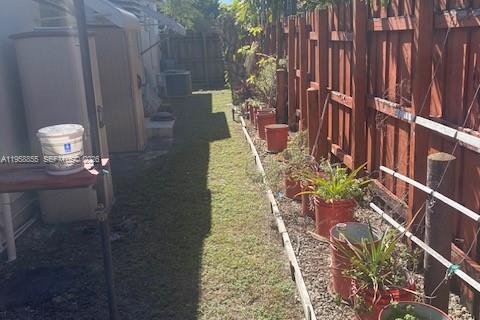 House in Hialeah, Florida 4 bedrooms, 161.56 sq.m. № 2017780 - photo 8