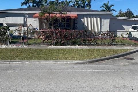 House in Hialeah, Florida 4 bedrooms, 161.56 sq.m. № 2017780 - photo 2