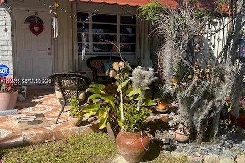 House in Hialeah, Florida 4 bedrooms, 161.56 sq.m. № 2017780 - photo 3