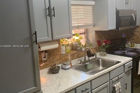 House in Hialeah, Florida 4 bedrooms, 161.56 sq.m. № 2017780 - photo 13