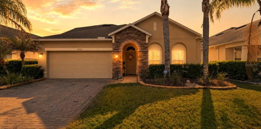 House in Orlando, Florida 4 bedrooms, 238.02 sq.m. № 2101255