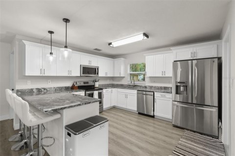 House in Tampa, Florida 4 bedrooms, 137.12 sq.m. № 1683090 - photo 8