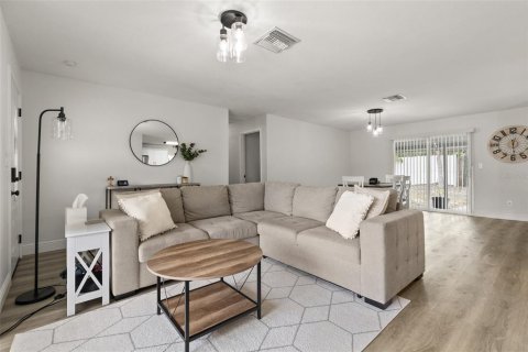 House in Tampa, Florida 4 bedrooms, 137.12 sq.m. № 1683090 - photo 7