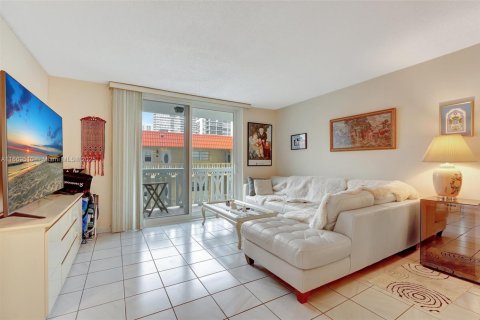 Condo in Hallandale Beach, Florida, 2 bedrooms  № 2077244