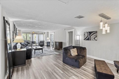 Condo in Pompano Beach, Florida, 3 bedrooms  № 1695089 - photo 1