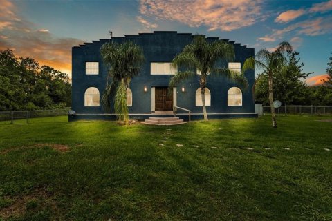 House in Avon Park, Florida 4 bedrooms, 395.39 sq.m. № 1769922 - photo 1