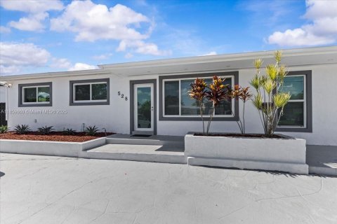 House in Hialeah, Florida 8 bedrooms, 217.11 sq.m. № 1889432 - photo 4
