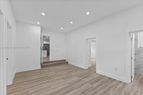 House in Hialeah, Florida 8 bedrooms, 217.11 sq.m. № 1889432 - photo 20