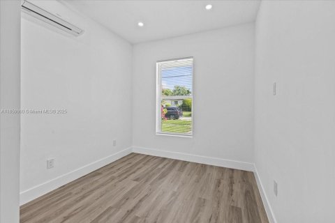 House in Hialeah, Florida 8 bedrooms, 217.11 sq.m. № 1889432 - photo 25