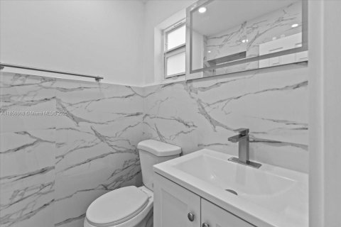 House in Hialeah, Florida 8 bedrooms, 217.11 sq.m. № 1889432 - photo 22