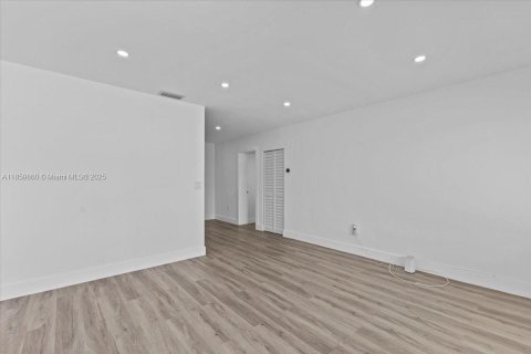 House in Hialeah, Florida 8 bedrooms, 217.11 sq.m. № 1889432 - photo 9