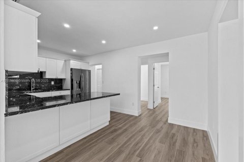 House in Hialeah, Florida 8 bedrooms, 217.11 sq.m. № 1889432 - photo 15
