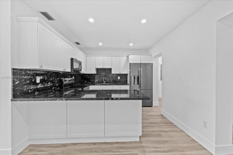House in Hialeah, Florida 8 bedrooms, 217.11 sq.m. № 1889432 - photo 12