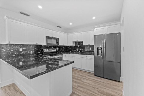 House in Hialeah, Florida 8 bedrooms, 217.11 sq.m. № 1889432 - photo 11