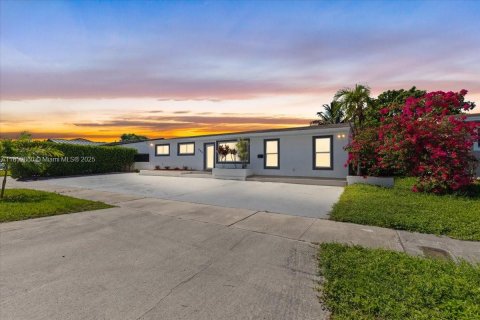 House in Hialeah, Florida 8 bedrooms, 217.11 sq.m. № 1889432 - photo 2