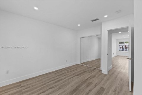 House in Hialeah, Florida 8 bedrooms, 217.11 sq.m. № 1889432 - photo 18