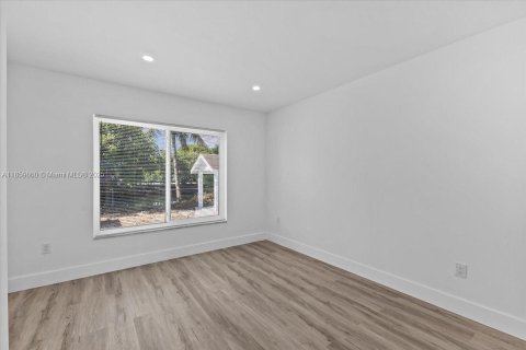 House in Hialeah, Florida 8 bedrooms, 217.11 sq.m. № 1889432 - photo 16