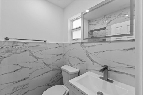 House in Hialeah, Florida 8 bedrooms, 217.11 sq.m. № 1889432 - photo 21