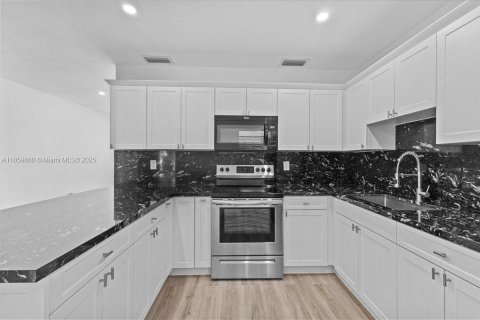 House in Hialeah, Florida 8 bedrooms, 217.11 sq.m. № 1889432 - photo 13