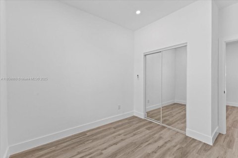 House in Hialeah, Florida 8 bedrooms, 217.11 sq.m. № 1889432 - photo 28