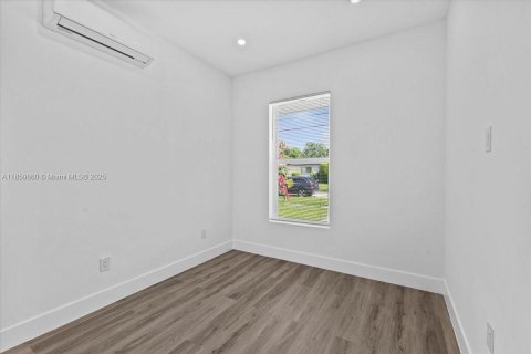 House in Hialeah, Florida 8 bedrooms, 217.11 sq.m. № 1889432 - photo 24