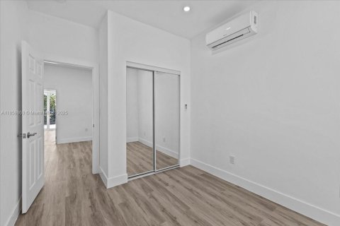 House in Hialeah, Florida 8 bedrooms, 217.11 sq.m. № 1889432 - photo 26