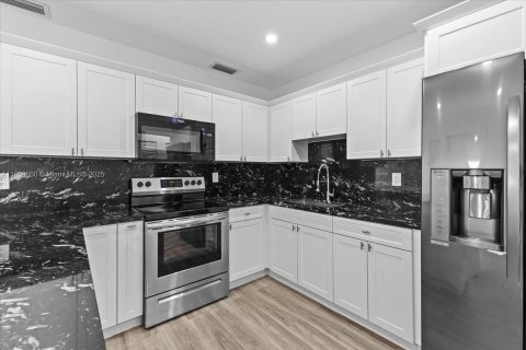 House in Hialeah, Florida 8 bedrooms, 217.11 sq.m. № 1889432 - photo 14