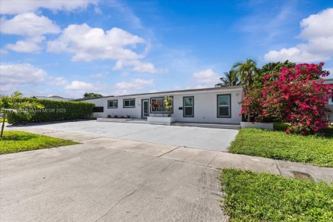 House in Hialeah, Florida 8 bedrooms, 217.11 sq.m. № 1889432 - photo 1