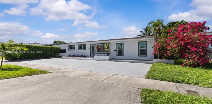 House in Hialeah, Florida 8 bedrooms, 217.11 sq.m. № 1889432