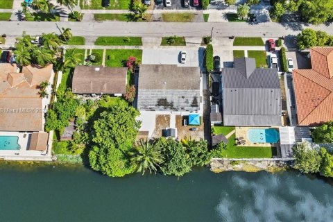 House in Hialeah, Florida 8 bedrooms, 217.11 sq.m. № 1889432 - photo 5