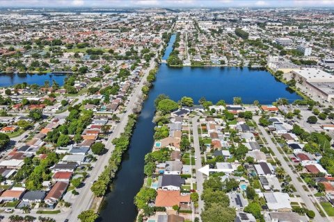 House in Hialeah, Florida 8 bedrooms, 217.11 sq.m. № 1889432 - photo 6