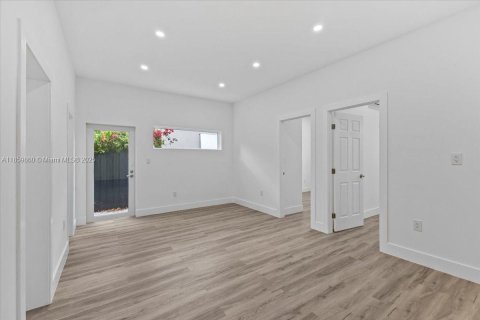 House in Hialeah, Florida 8 bedrooms, 217.11 sq.m. № 1889432 - photo 19