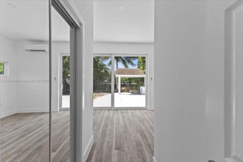 House in Hialeah, Florida 8 bedrooms, 217.11 sq.m. № 1889432 - photo 29